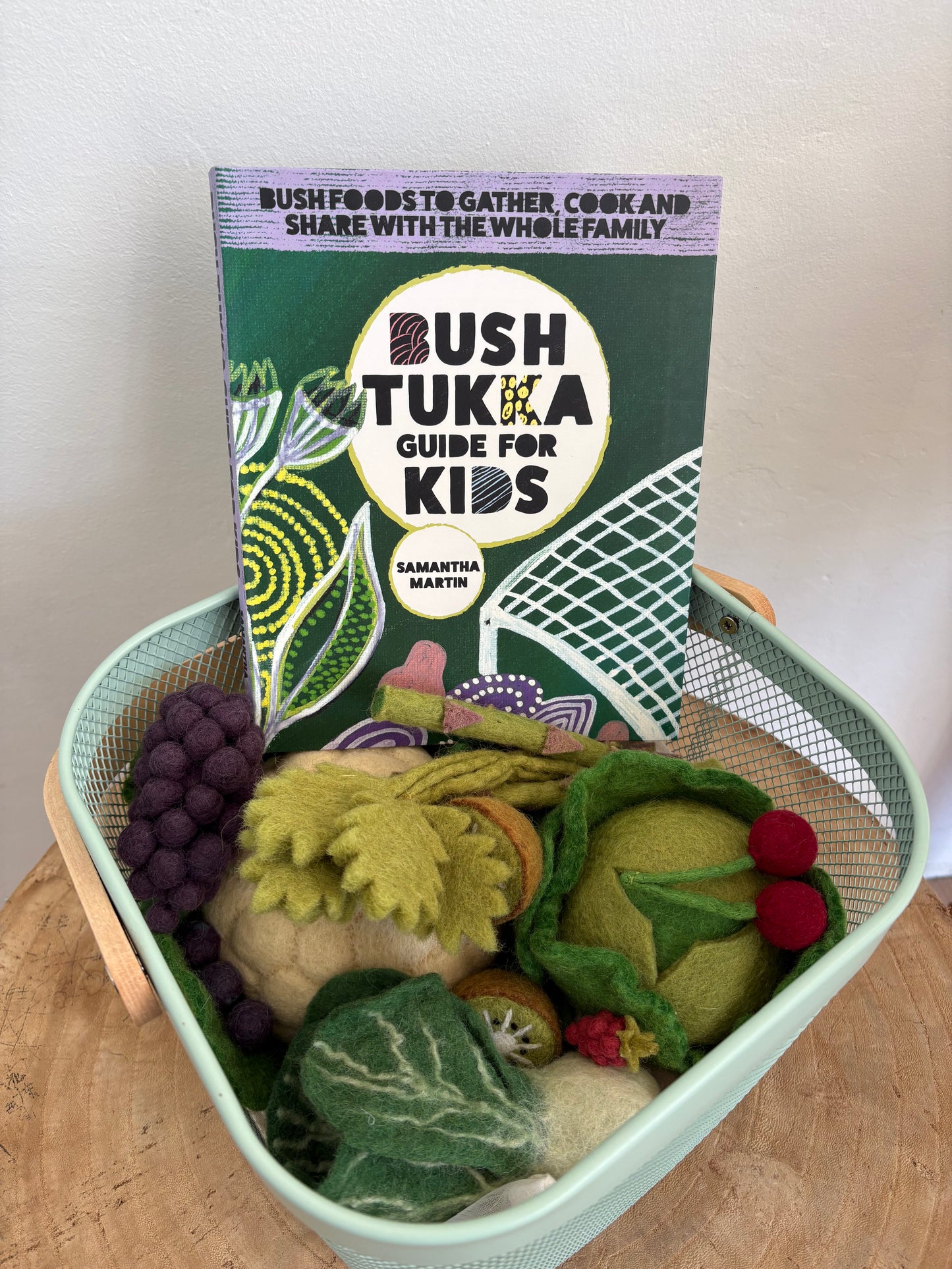 Bush Tukka Guide for Kids by Samantha Martin (Paper Back)