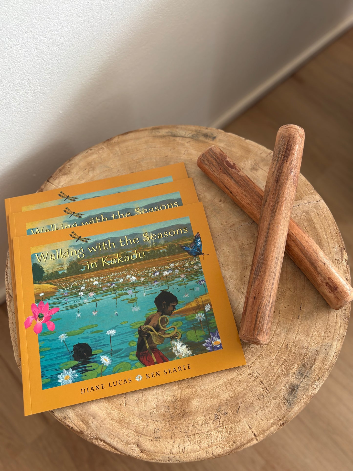 Walking With The Seasons in Kakadu by Diane Lucas & Ken Searle (Paper Back)